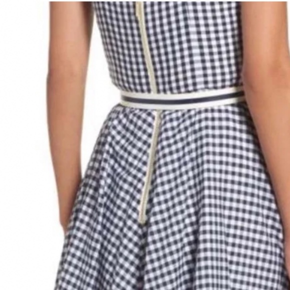 Eliza j - Picture 5 of 5